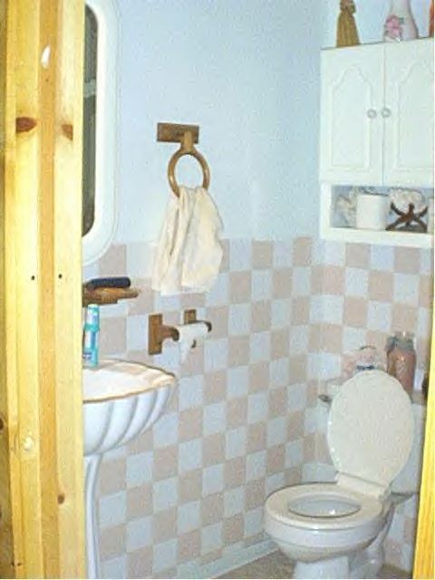 small_bathroomr4.jpg